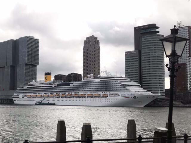 Costa Favolosa aan de Cruise Terminal Rotterdam